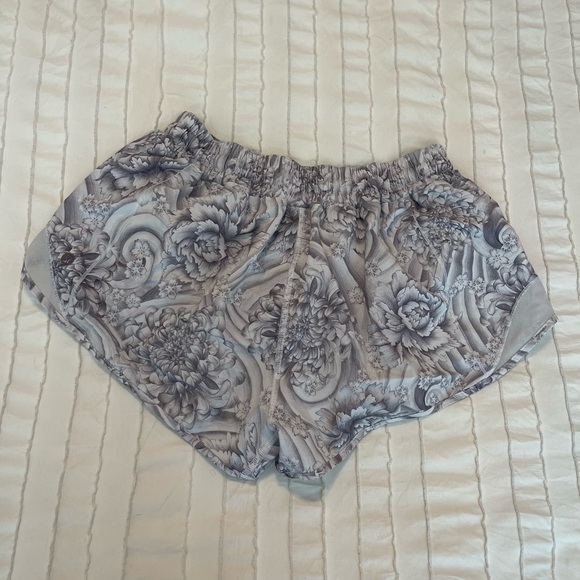 Lululemon Hotty Hot Low-Rise 2.5” - Picture 2 of 2